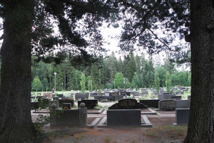 Karkun hautausmaa ja sen reunoilla olevaa metsää.