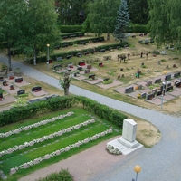 Sammaljoen hautausmaan kävelyväylää ja hautoja.