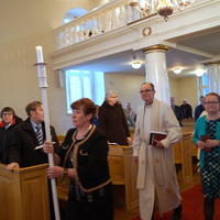 Kirkkokulkue saapumassa Tyrvään kirkkoon.