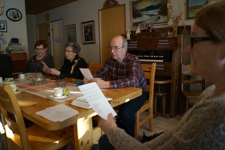 Kinkereillä kokoonnutaan katekismuksen, Raamatun, yhteislaulun ja tarjoilun merkeissä.