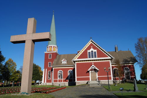 Kiikan kirkko ja sen edustaa koristava iso risti.