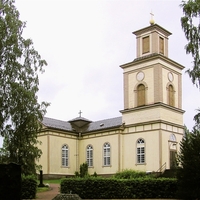 Suodenniemen kirkko Suodenniemen kirkko valkeaa taivasta vasten kuvattuna.
