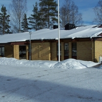 Kiikoisten seurakuntatalo lumisena talvipäivänä.