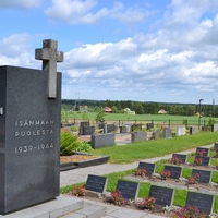 Keikyän hautausmaan näkymä sotaveteraanien muistomerkin vieressä.