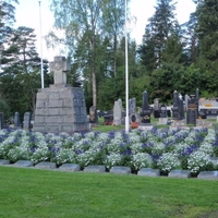 Mouhijärven hautausmaan hautoja kukkineen.