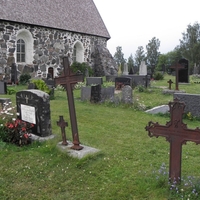 Sastamalan Pyhän Marian kirkon hautausmaa kesäpäivänä.