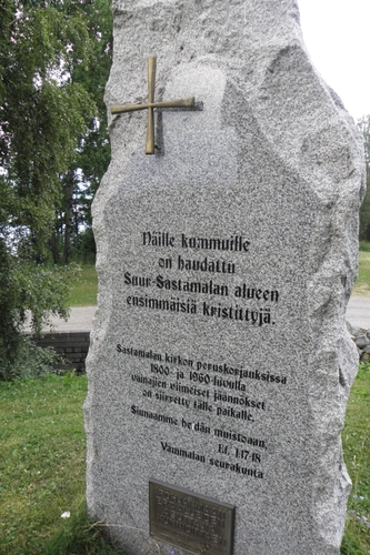 Hautakivi, joka merkitsee Sastamalan alueen ensimmäisten kristittyjen hautaa.