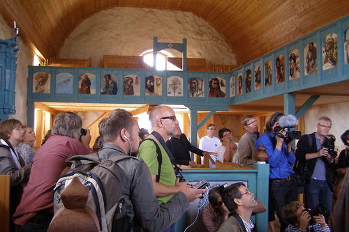 Väkijoukko sisällä Pyhän Olavin kirkossa, joukossa myös toimittajia kameroineen.