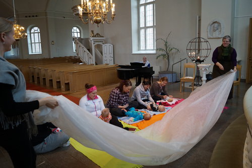 Lastenohjaajat, vanhemmat ja vauvat viettävät yhdessä Vauvamuskaria Tyrvään kirkossa.