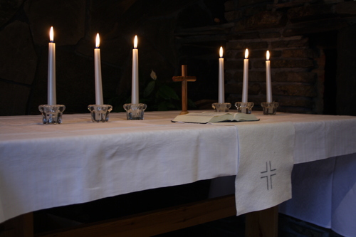 Kuusi kynttilää ja risti hiljensivät hartauteen.
