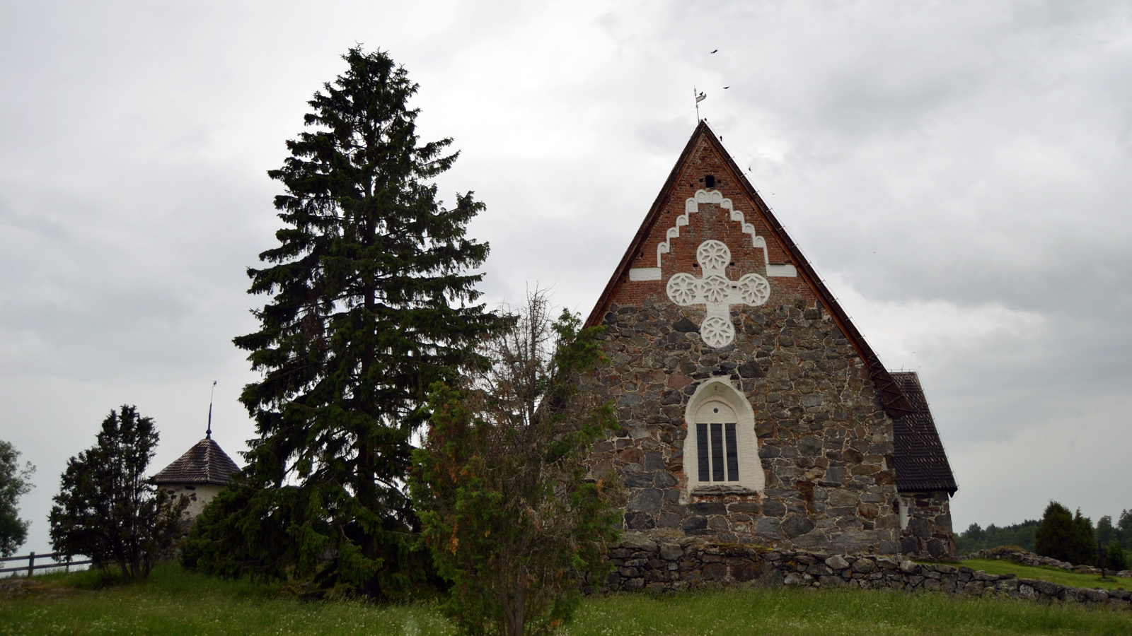 Pyhän Olavin kirkko alttaripäädystä kuvattuna.