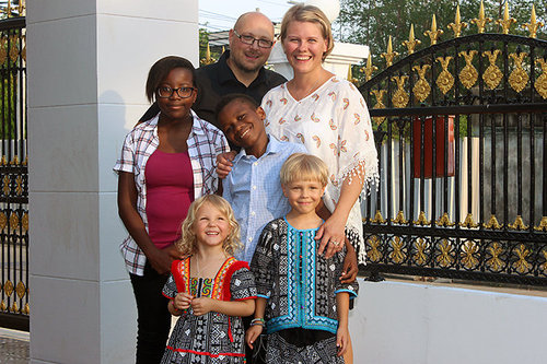 Jarmo ja Marja Karjalaisen perhe, johon kuuluu vanhemmat sekä neljä lasta.