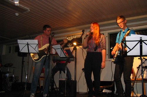 The Suspenders-yhtye esittämässä musiikkia Nuokkarin lavalla.