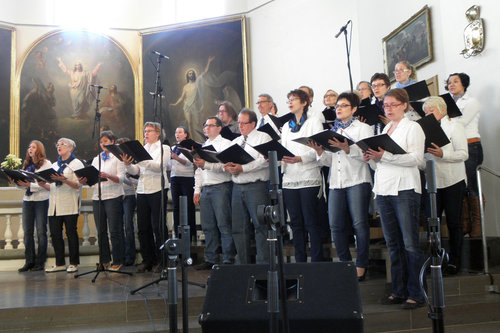 Sastamala Gospel-kuoro esiintymässä Tyrvään kirkossa alttarialueella.