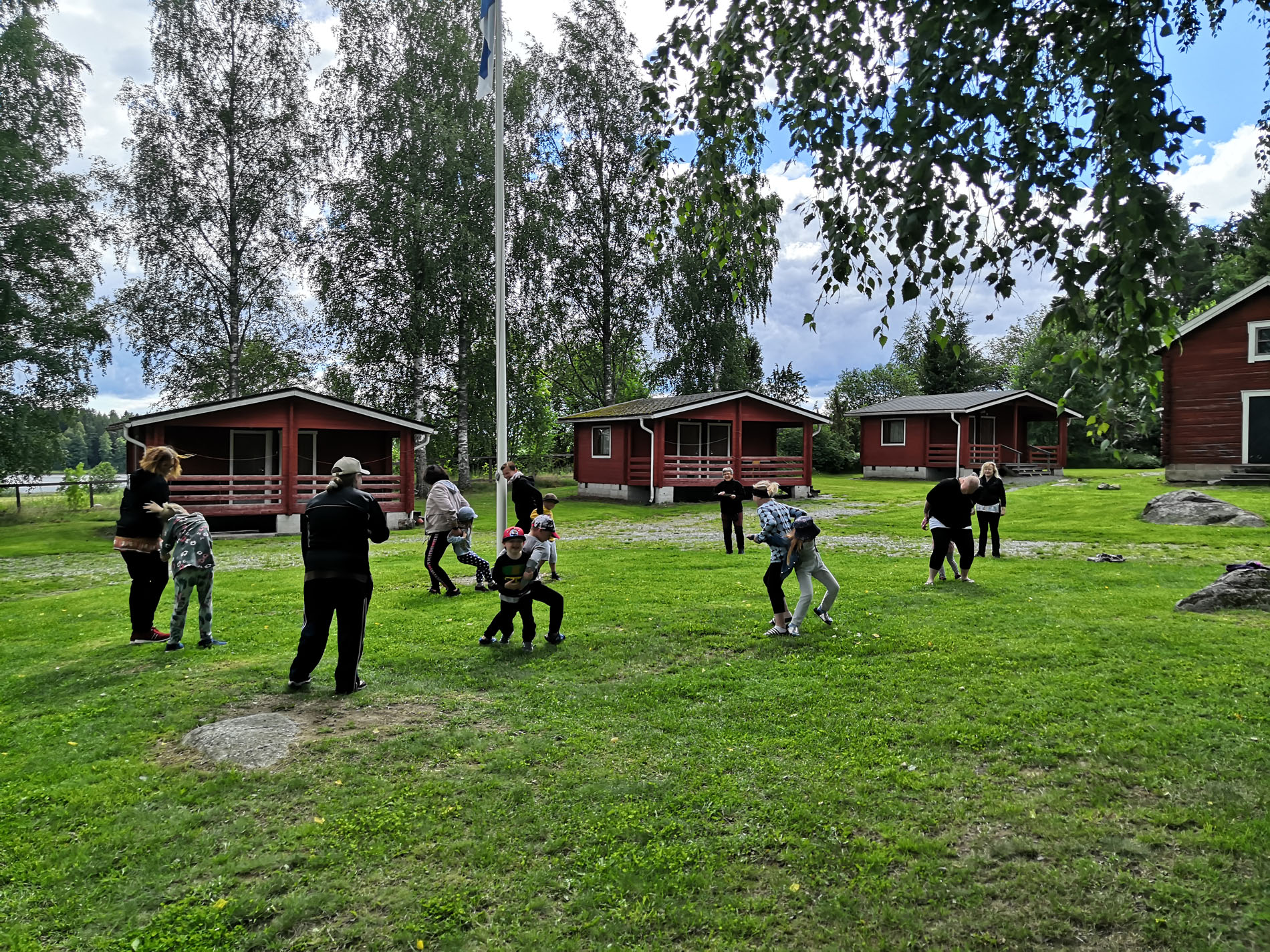 Leiritunnelmia leiriahosta. Lapset, Nuoret ja aikuiset leikkimässä yhdessä