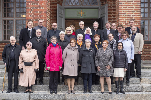 Vuoden 1969 rippikoululaisia 22.4.2019 Tyrvään kirkon portailla, vasemmalla toinen opettajista Jorma Bäckma...