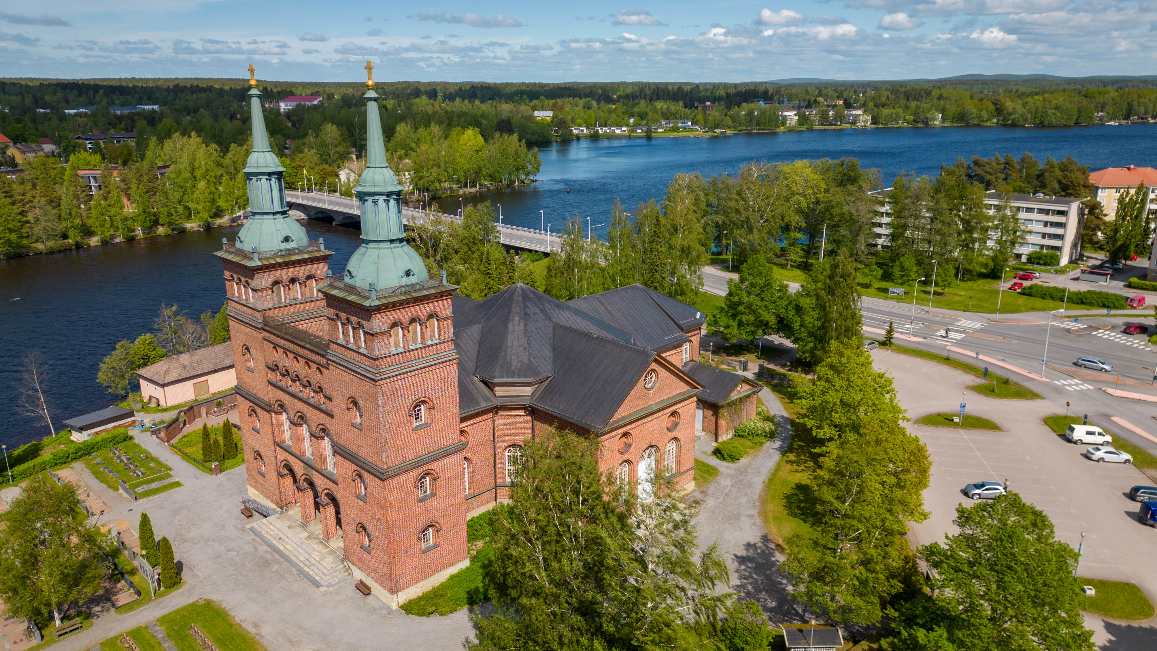 Tyrvään kaksitorninen kirkko sijaitsee Vammalan keskustassa.